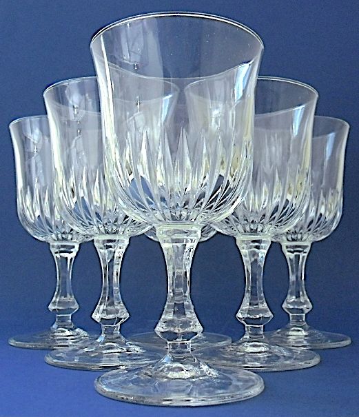 Suite of six glasses of red wine on foot