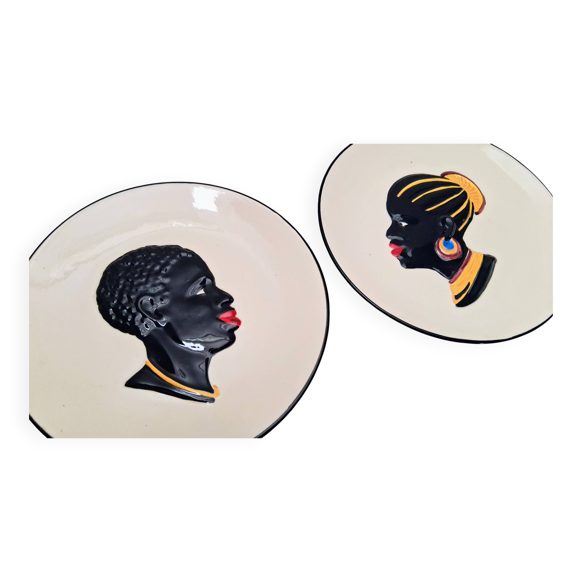 2 assiettes murales en faïence profils africains, 1960