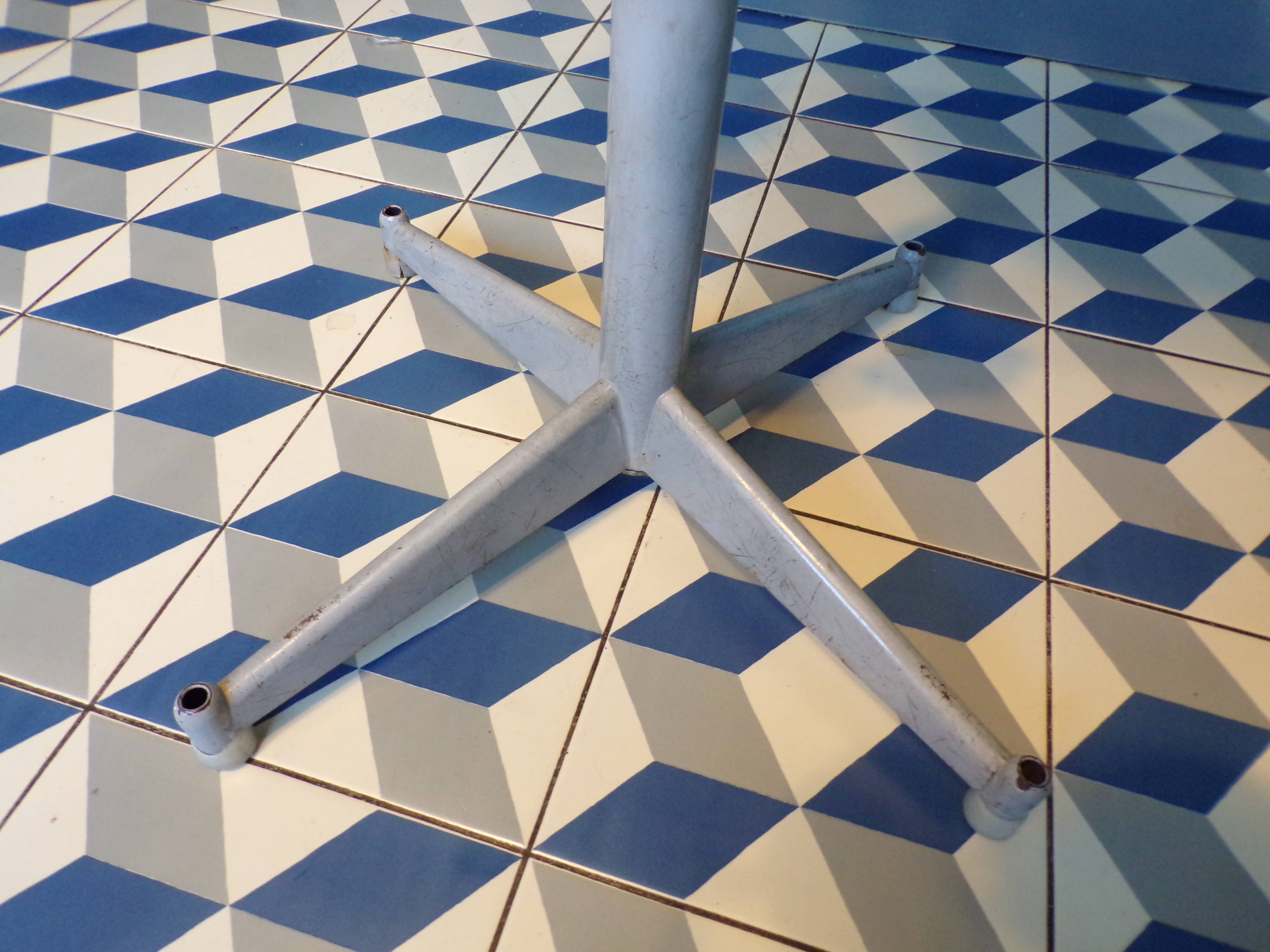 Swivel workshop chair