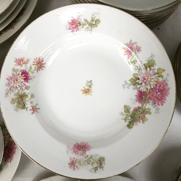 Limoges porcelain service decorated with flowers, mid XXth 57 pieces