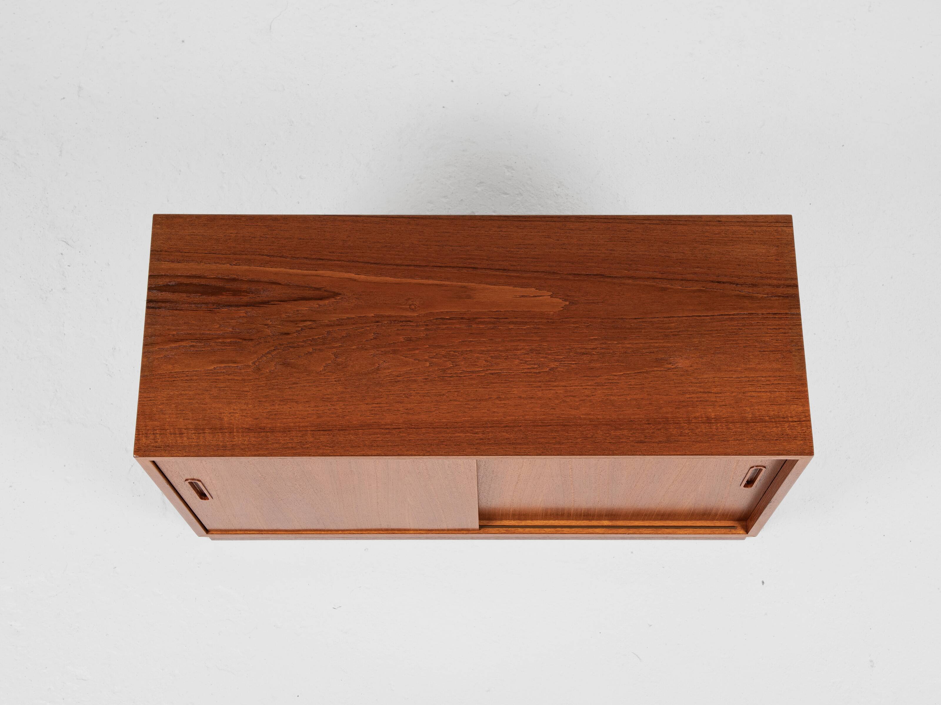 Midcentury Danish lowboard in teak with 2 sliding doors by Hundevad 1960s - 108cm