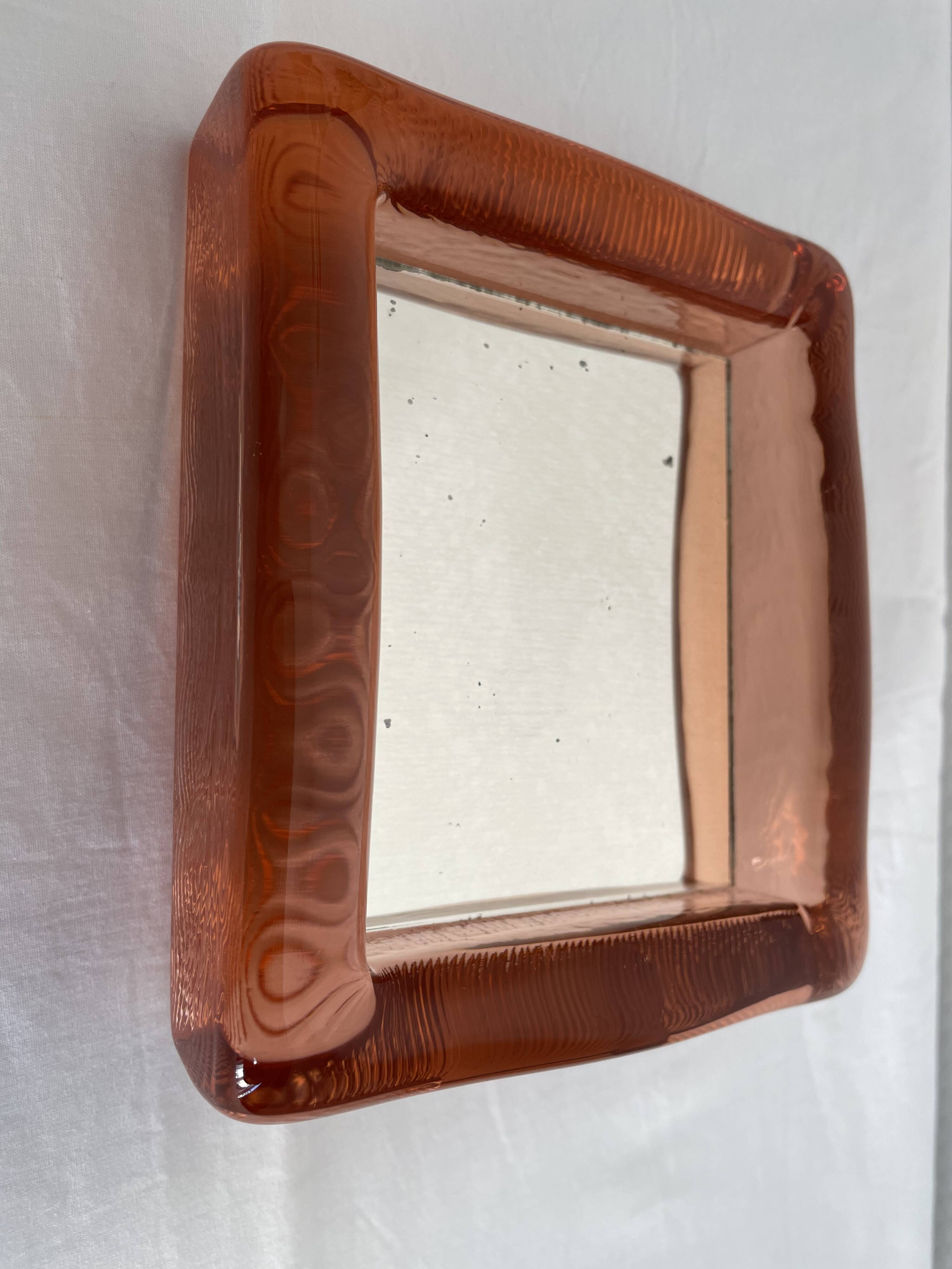 Miroir en verre rose d’Italie