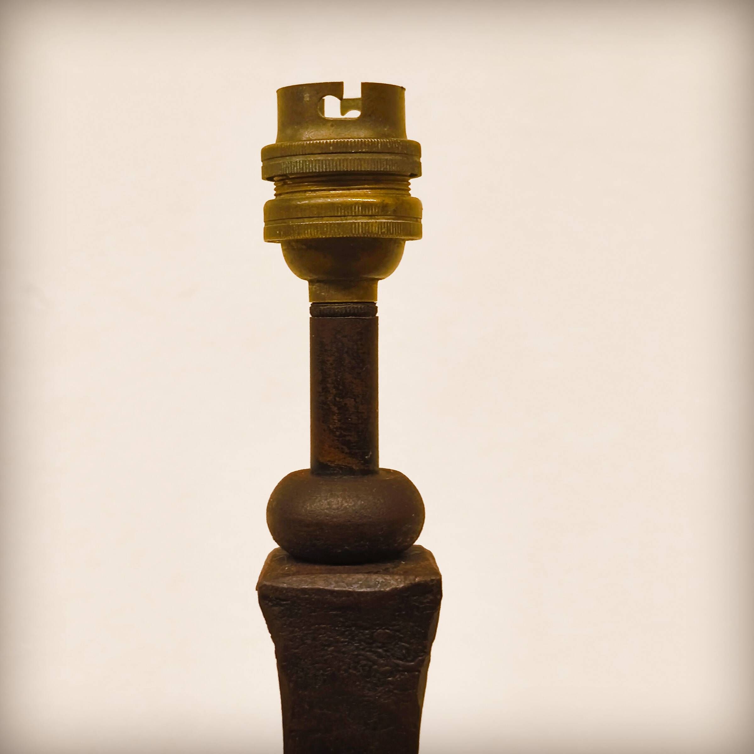 Brutalist lamp base in wrought and beaten iron, France, 1920 to 1960.