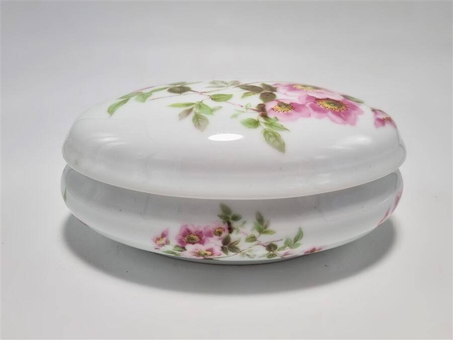 Porcelain candy box