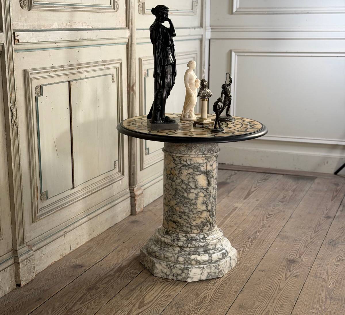 Marbre, albâtre et onyx, table d’appoint vers 1900