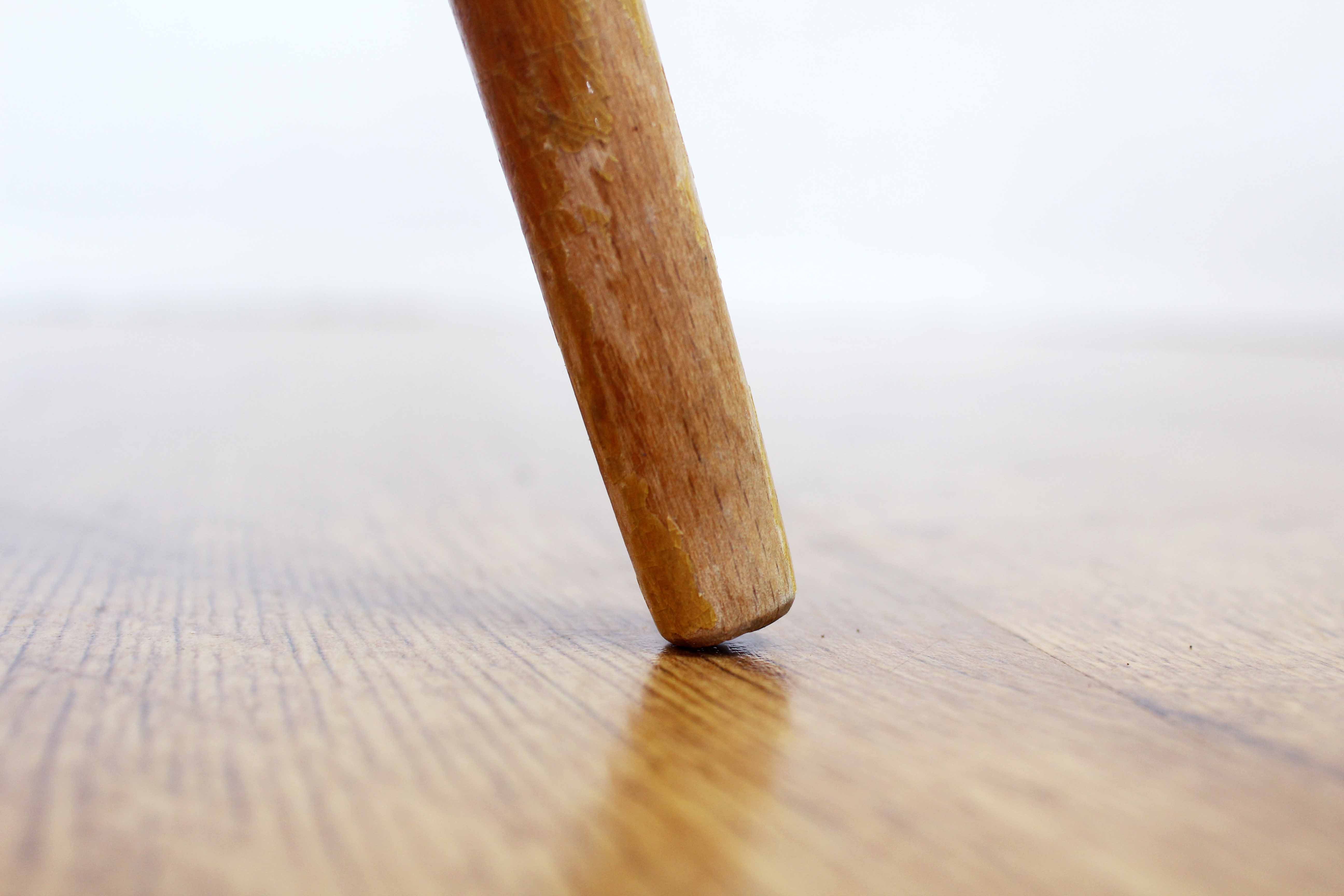 Tripod pedestal tableformica