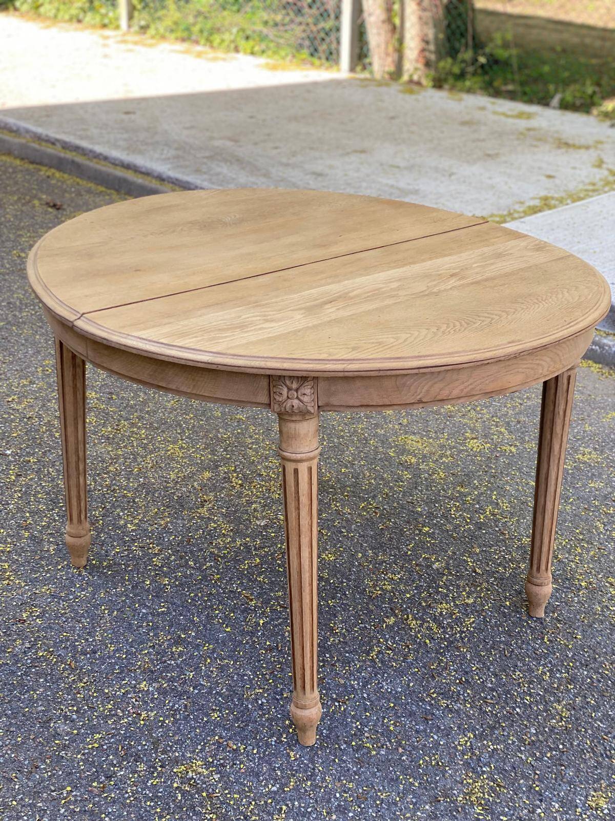 Renovated round Art Deco dining table, extendable, made of solid oak, 145cm.
