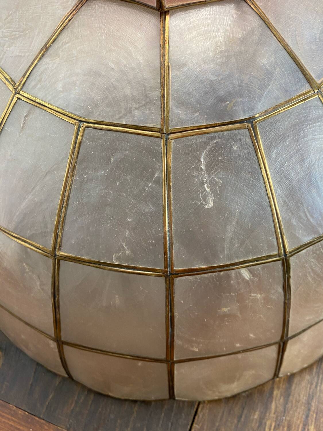 Suspension en nacre et laiton, années 70