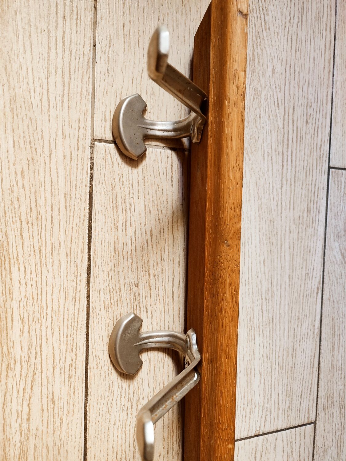 Porte manteau art déco bois et fer blanc