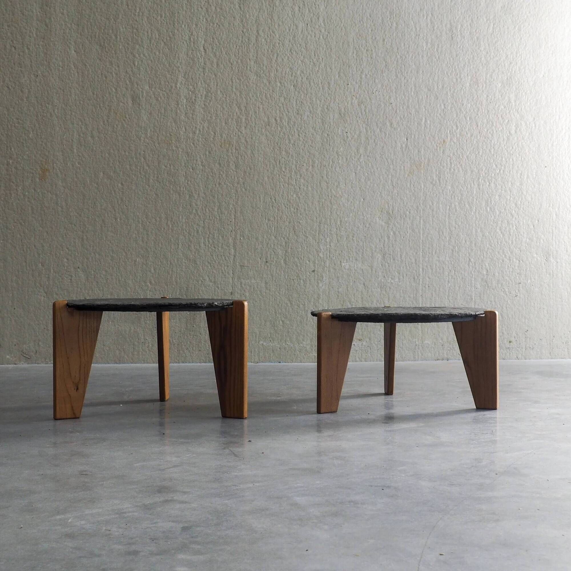 2 tables d'appoint en ardoise et bois de pin de style brutaliste