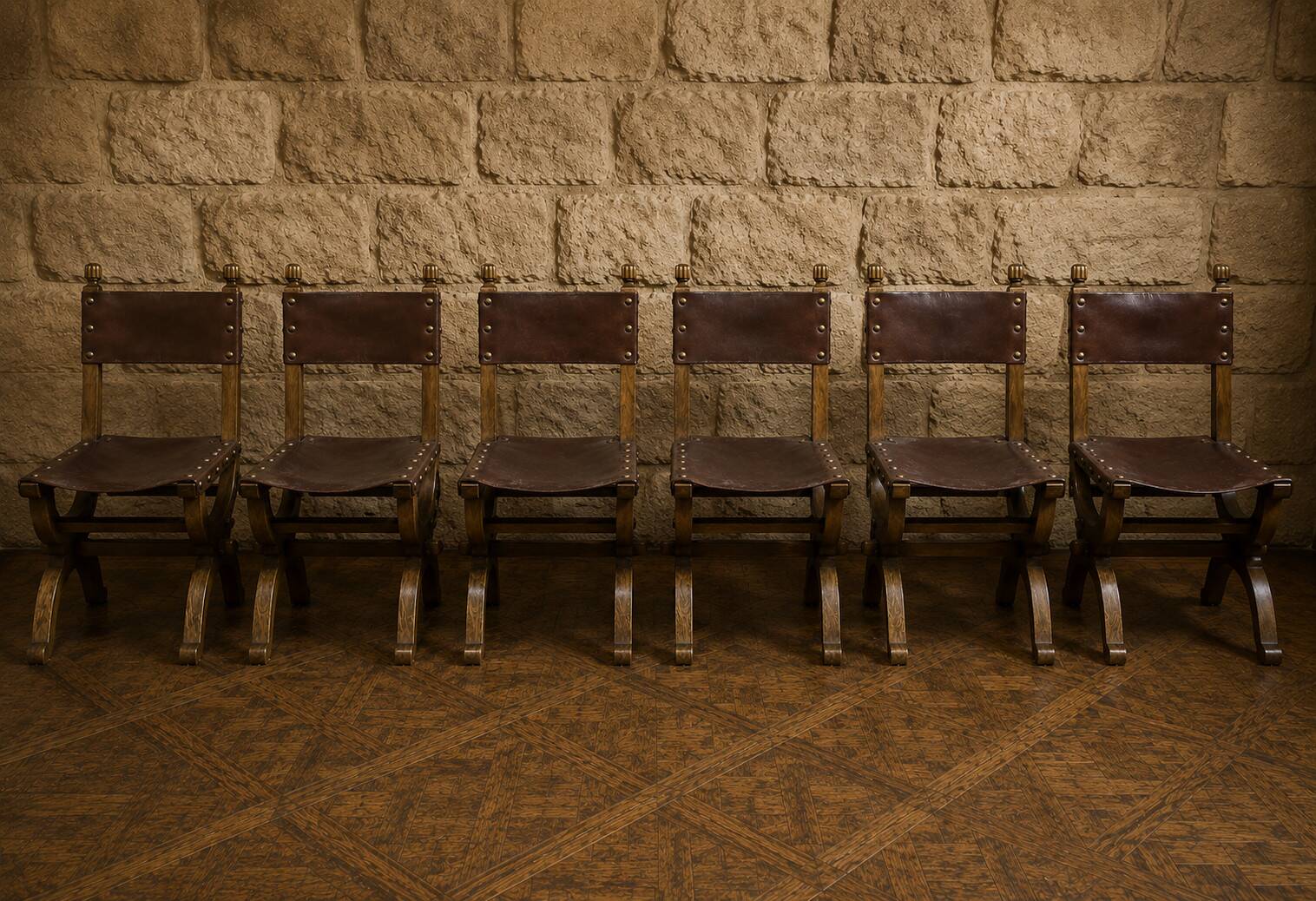Suite de six chaises de style Renaissance en chêne et cuir