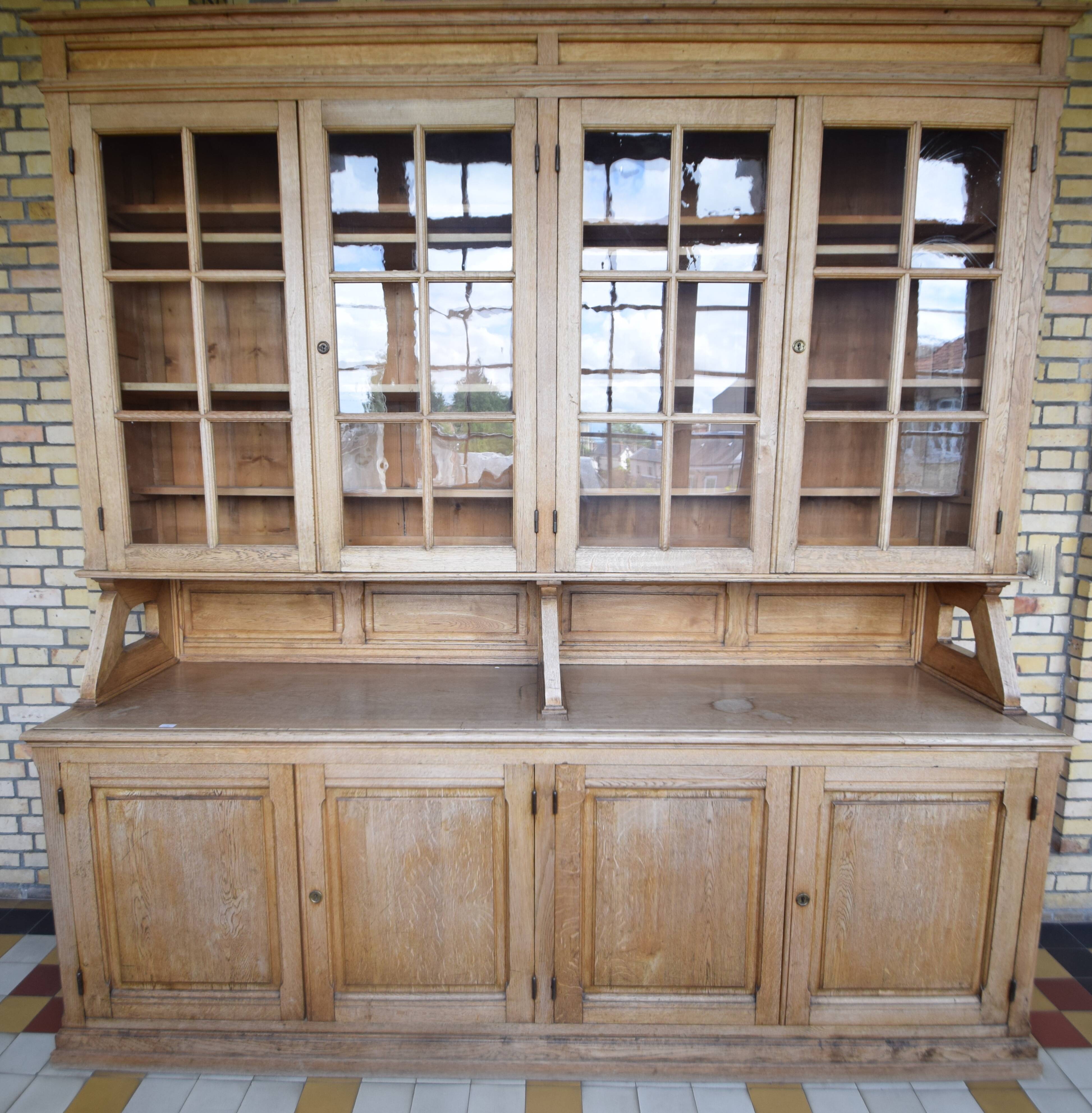 Glass library of a medical school in solid oak from the 1950s.