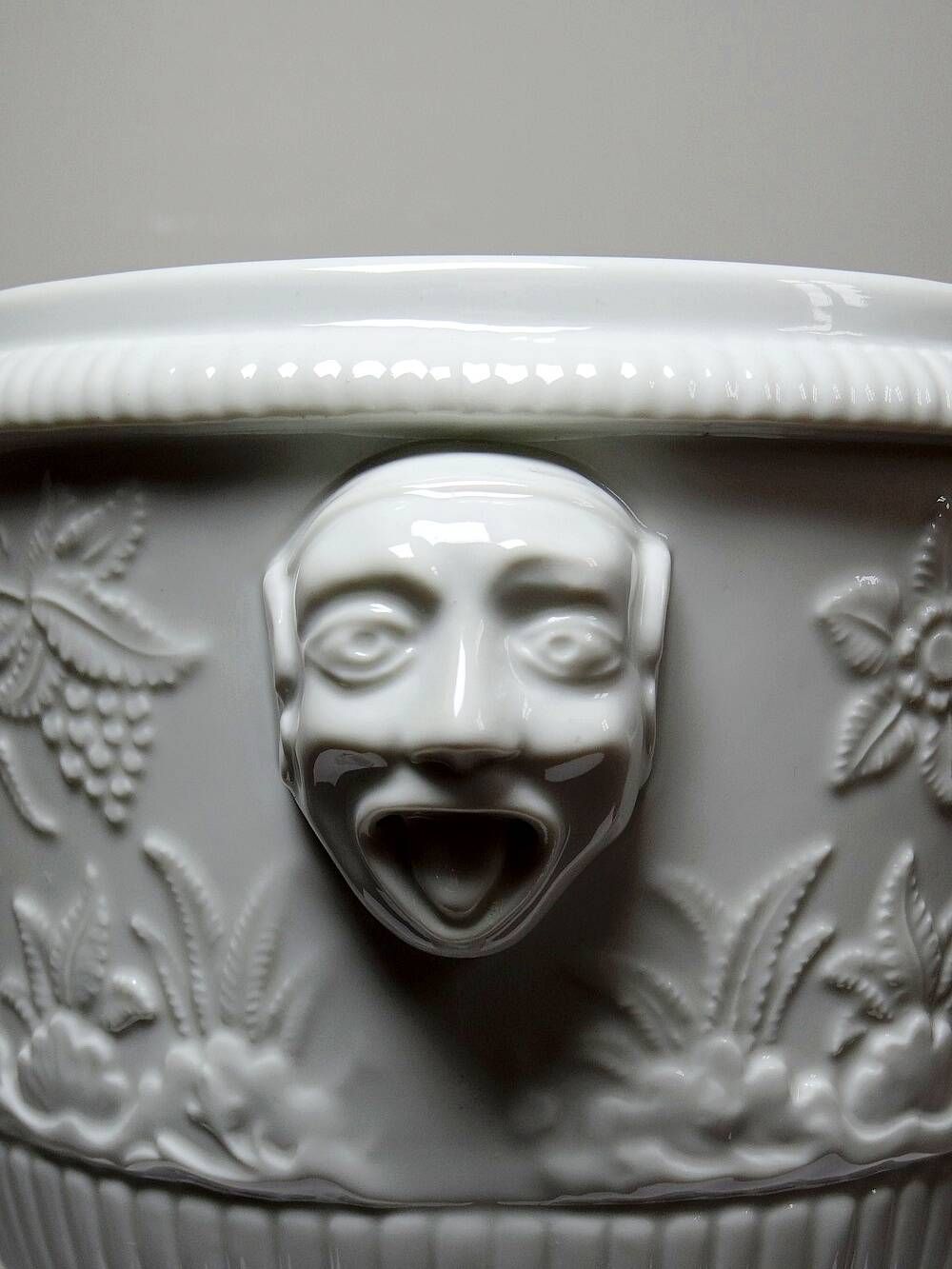 Large Haviland Limoges porcelain flowerpot / champagne bucket reproduction St Cloud