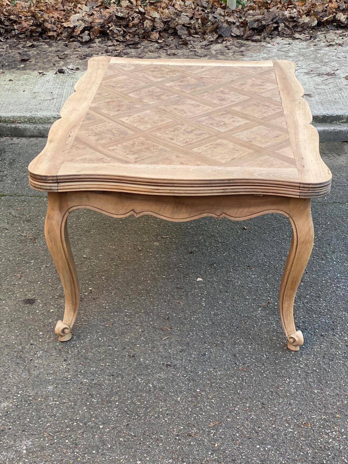 Louis XV extendable dining table, renovated, walnut, 250cm, 18th century.