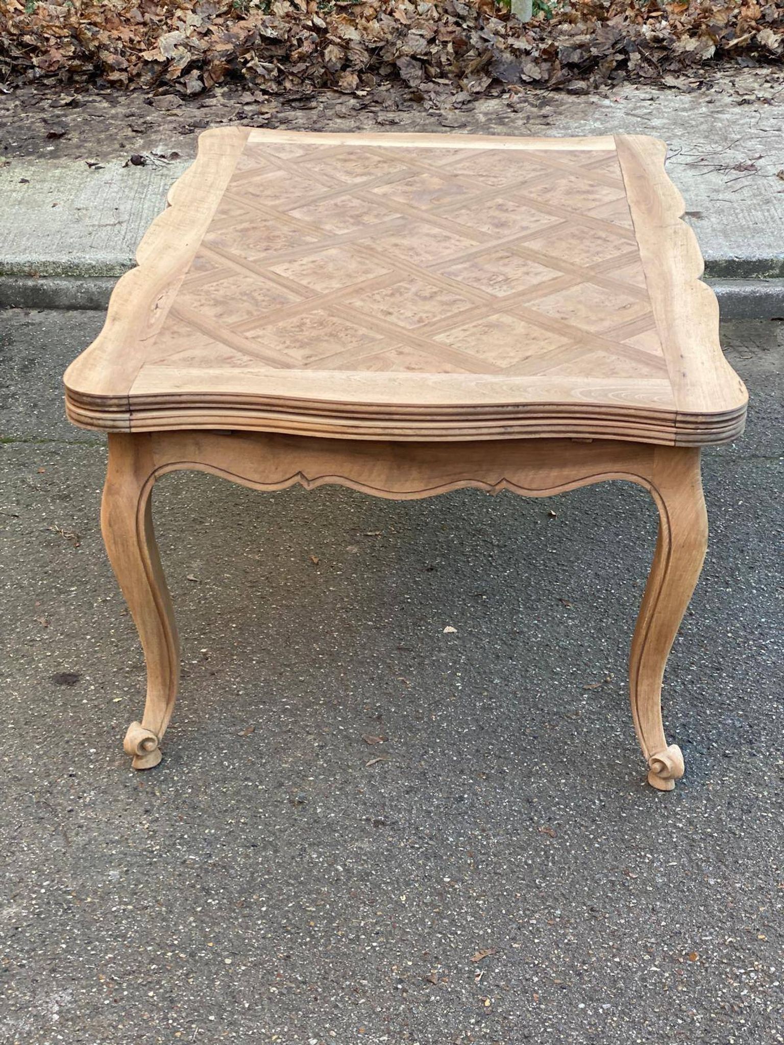 Louis XV extendable dining table, renovated, walnut, 250cm, 18th century.