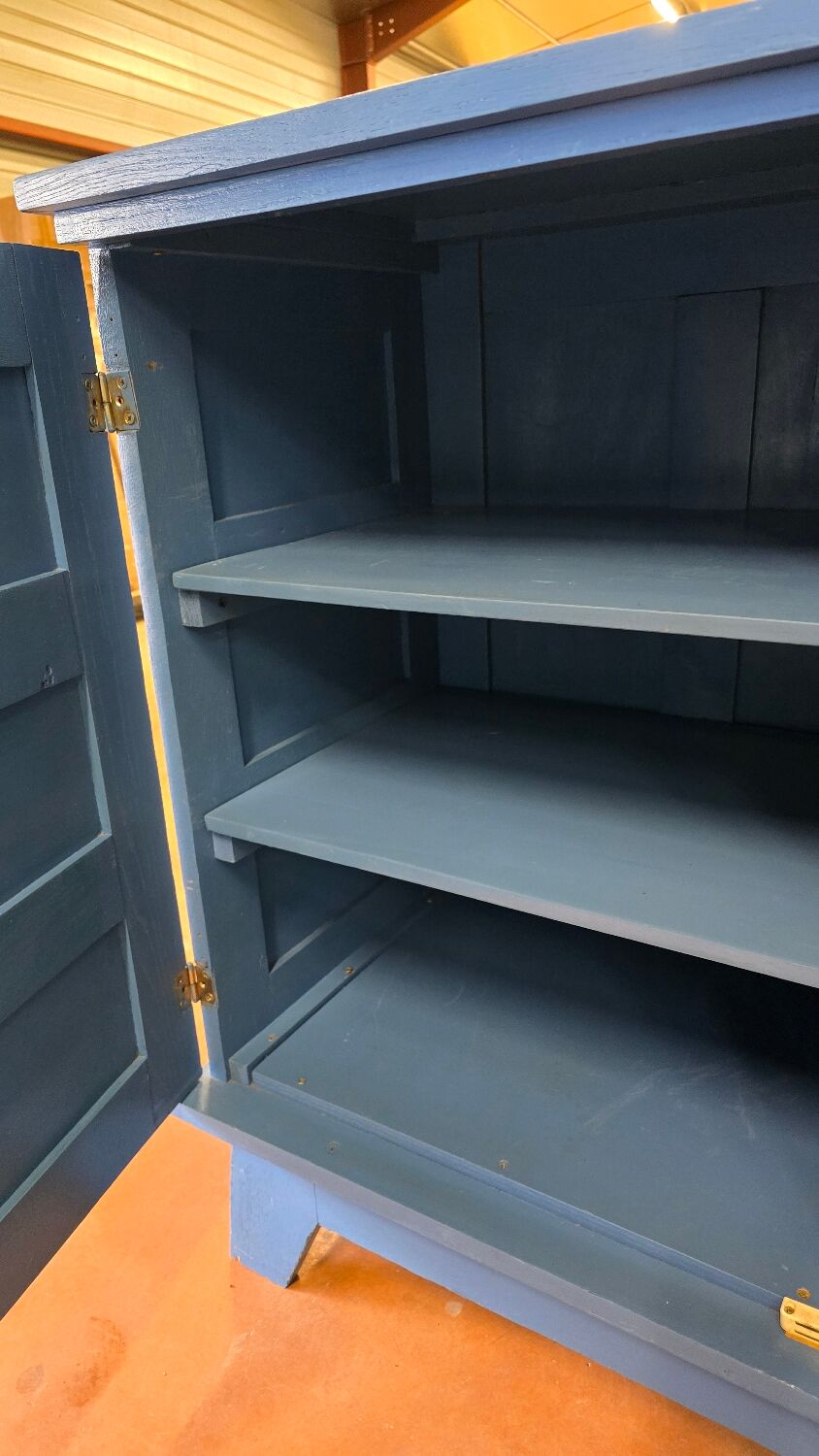 Buffet bas en bois peint bleu avec portes et tiroirs