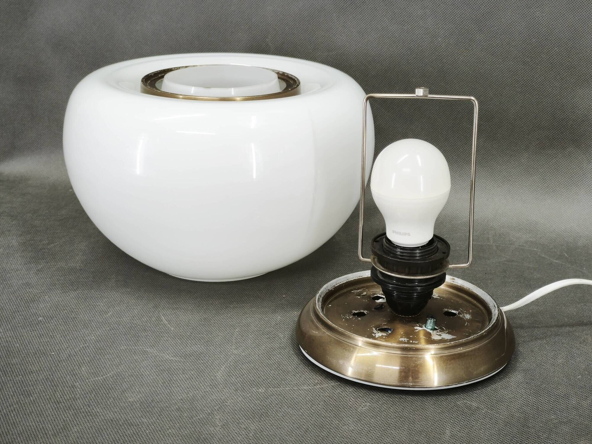 Lampe de table en verre blanc de l'ère spatiale italienne des années 1970