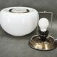 Lampe de table en verre blanc de l'ère spatiale italienne des années 1970
