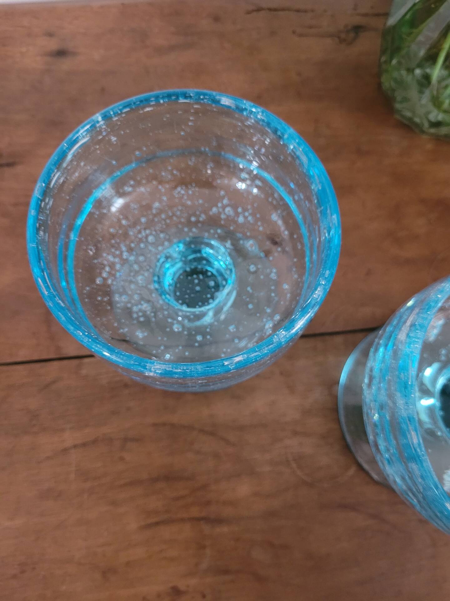 Coupes bleu en verre bullé