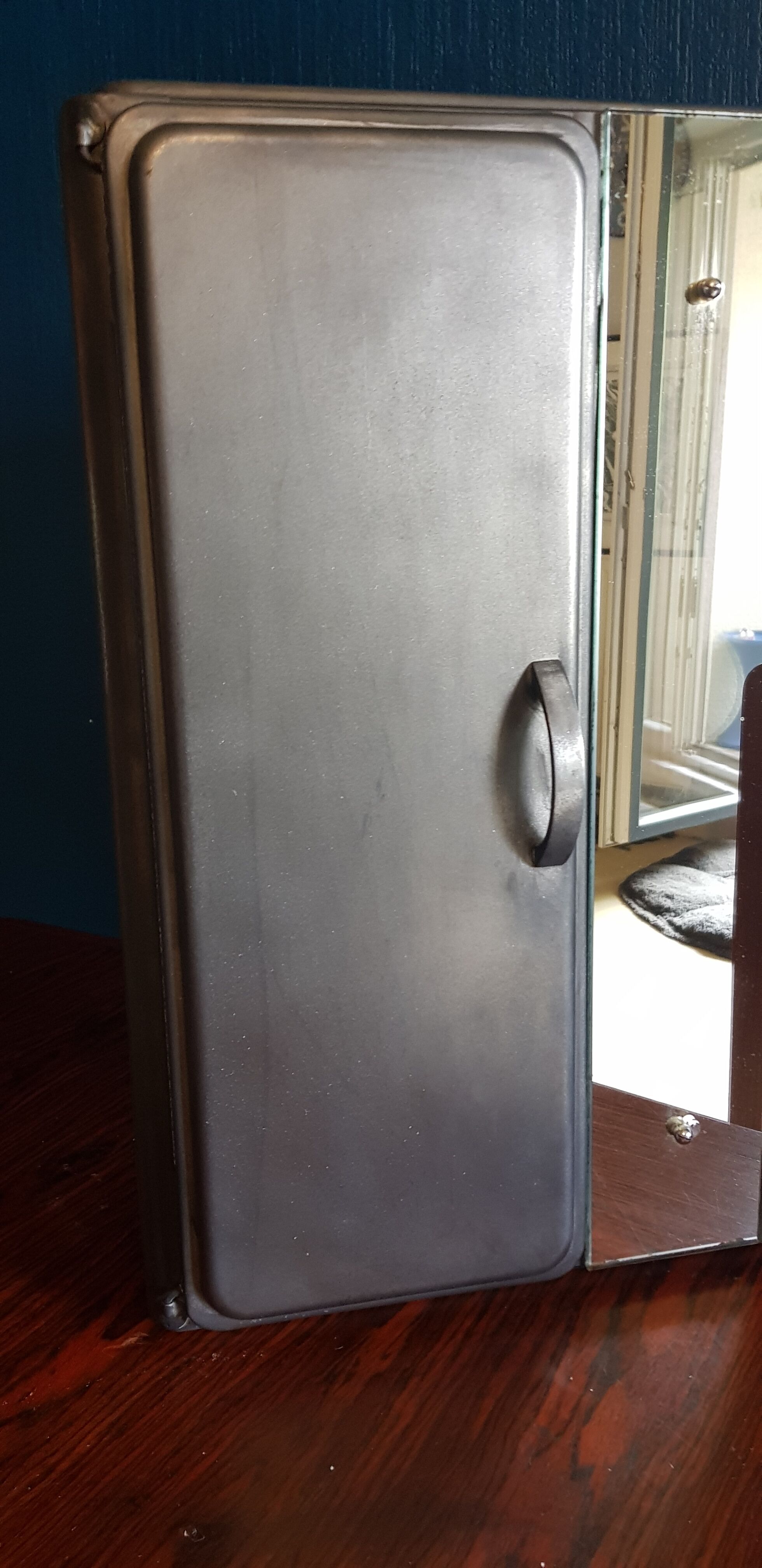 Medicine cabinet in waxed steel