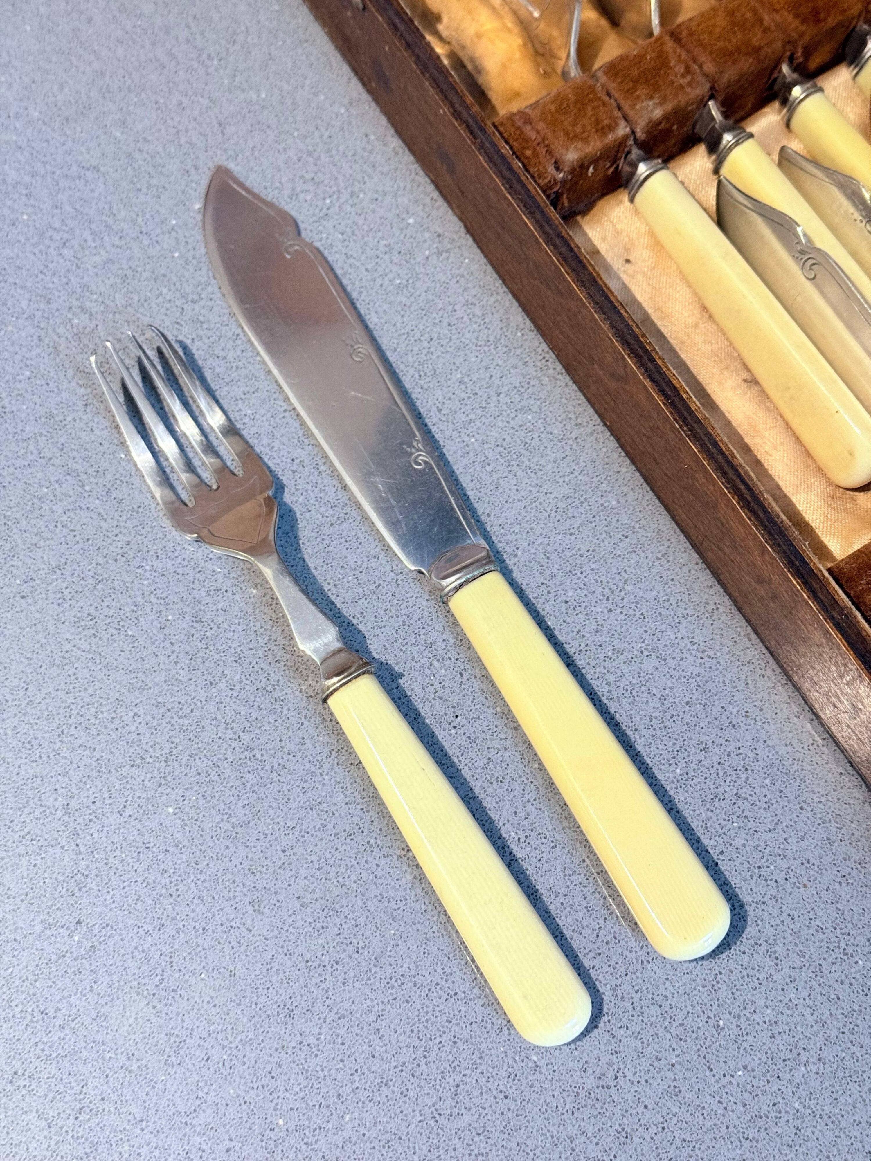 Set de couverts à poisson en métal argenté et ivoire synthétique