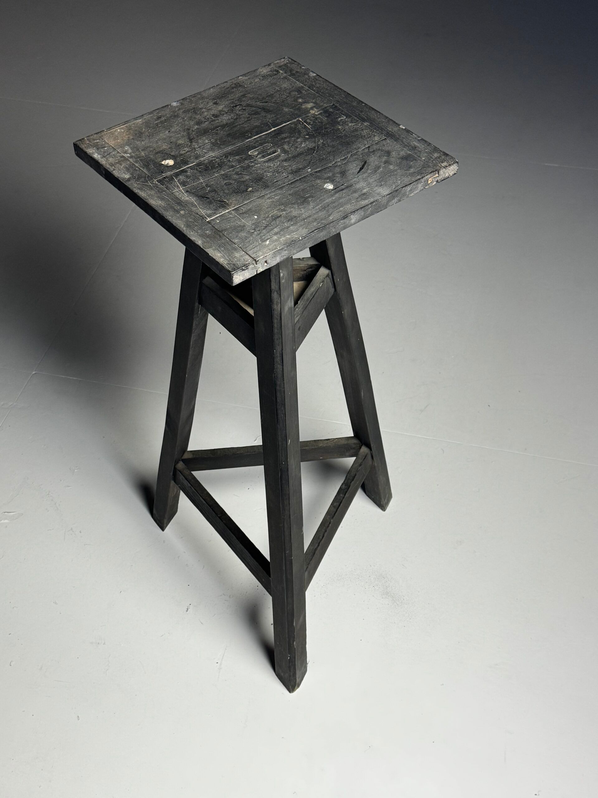 Sculpture stand antique black