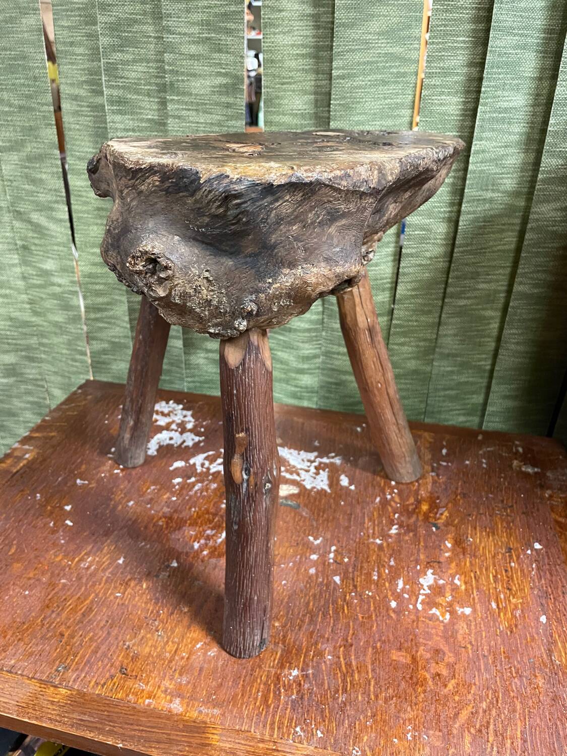 Tabouret tripode brutaliste en bois