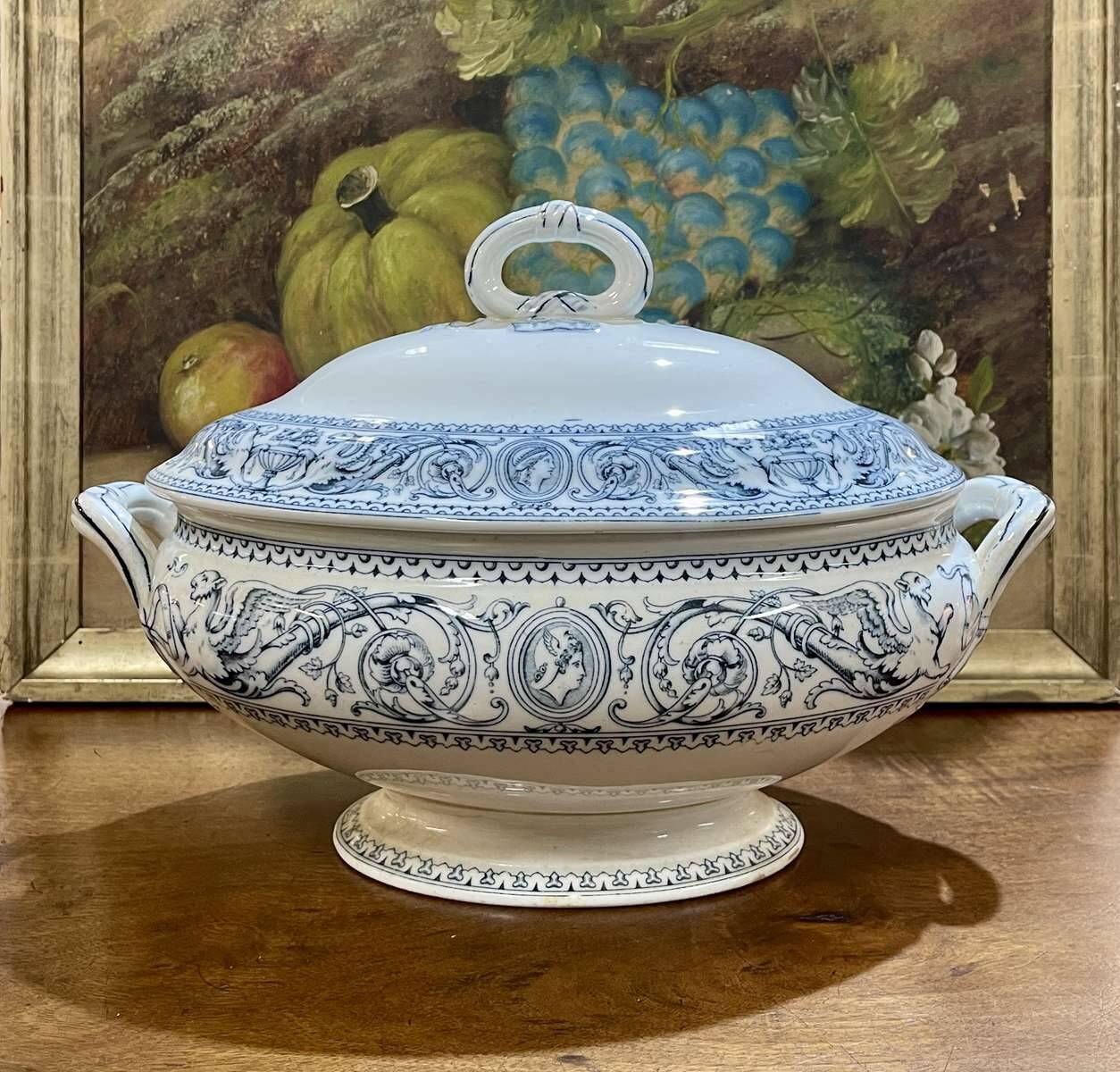 Important English Minton porcelain soup tureen, Florentine pattern