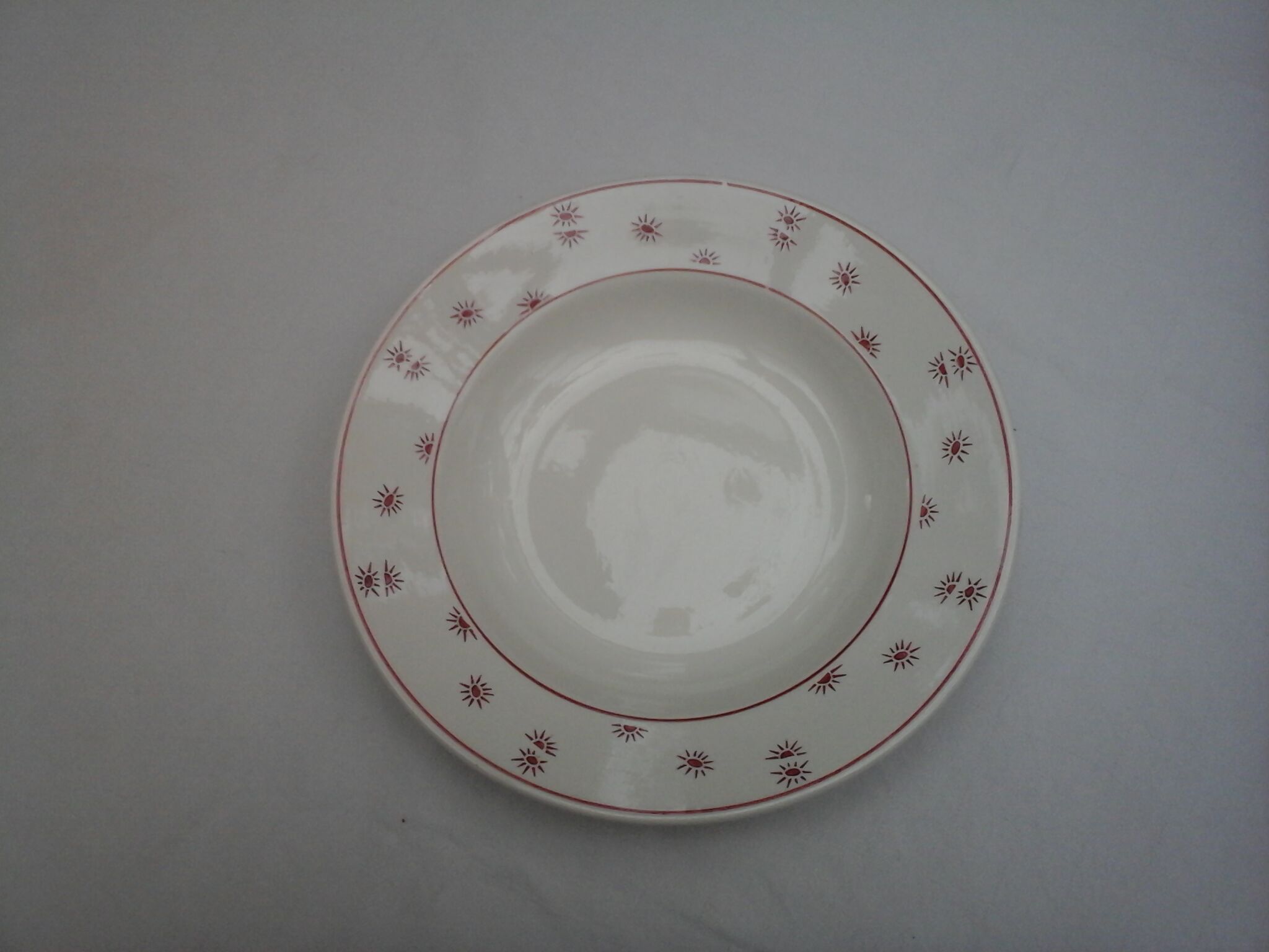 Assortment of 12 dominant plates red and green