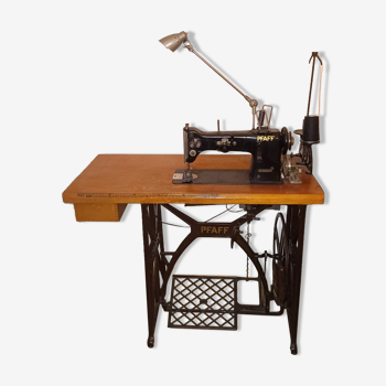 Sewing machine table and its lighting