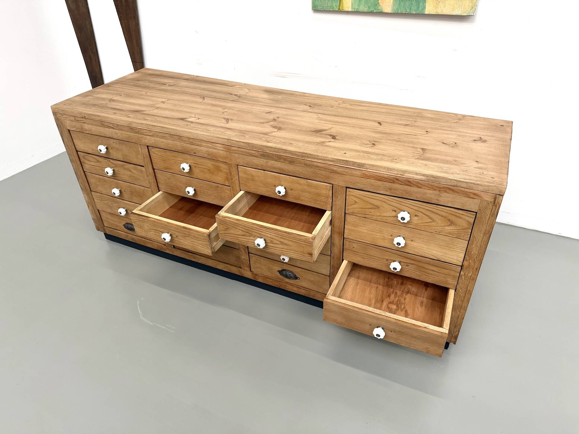 Double-sided display counter with 20 drawers