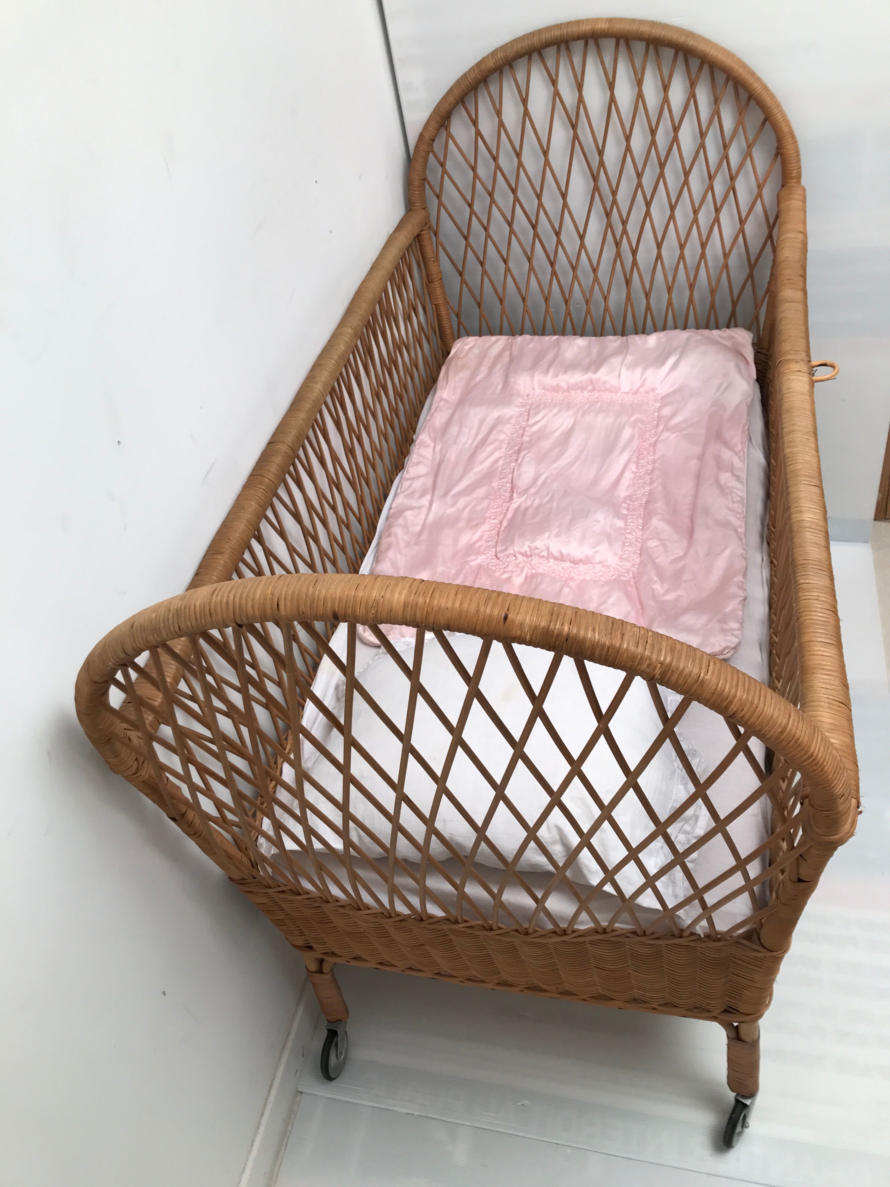 60s wicker rattan cradle bed