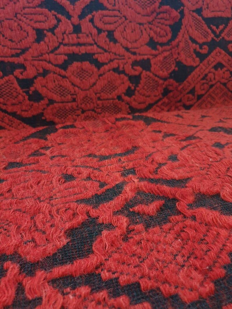 Tapis rouge fait à la main en Roumanie 155x190cm