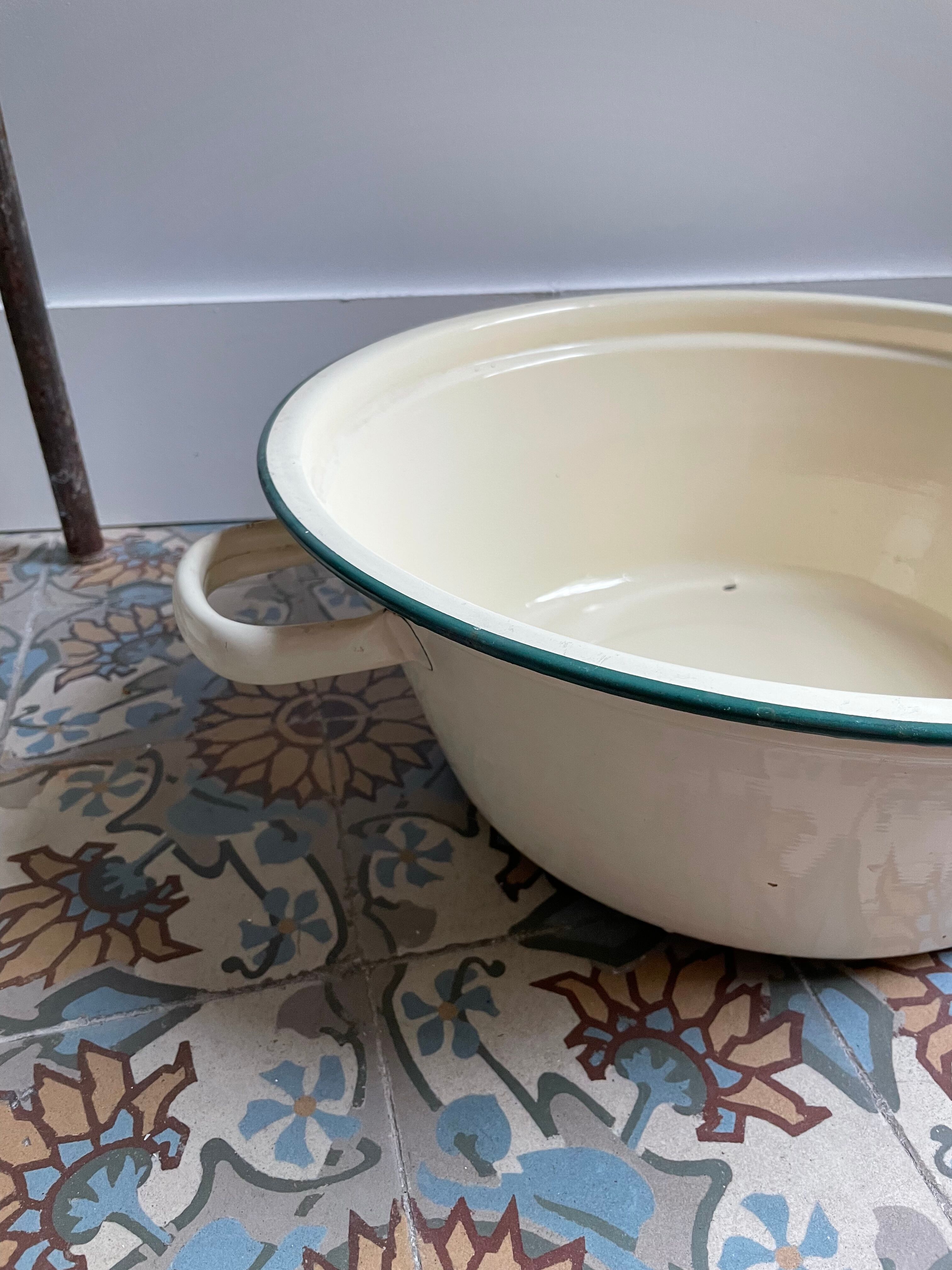 Enamelled basin