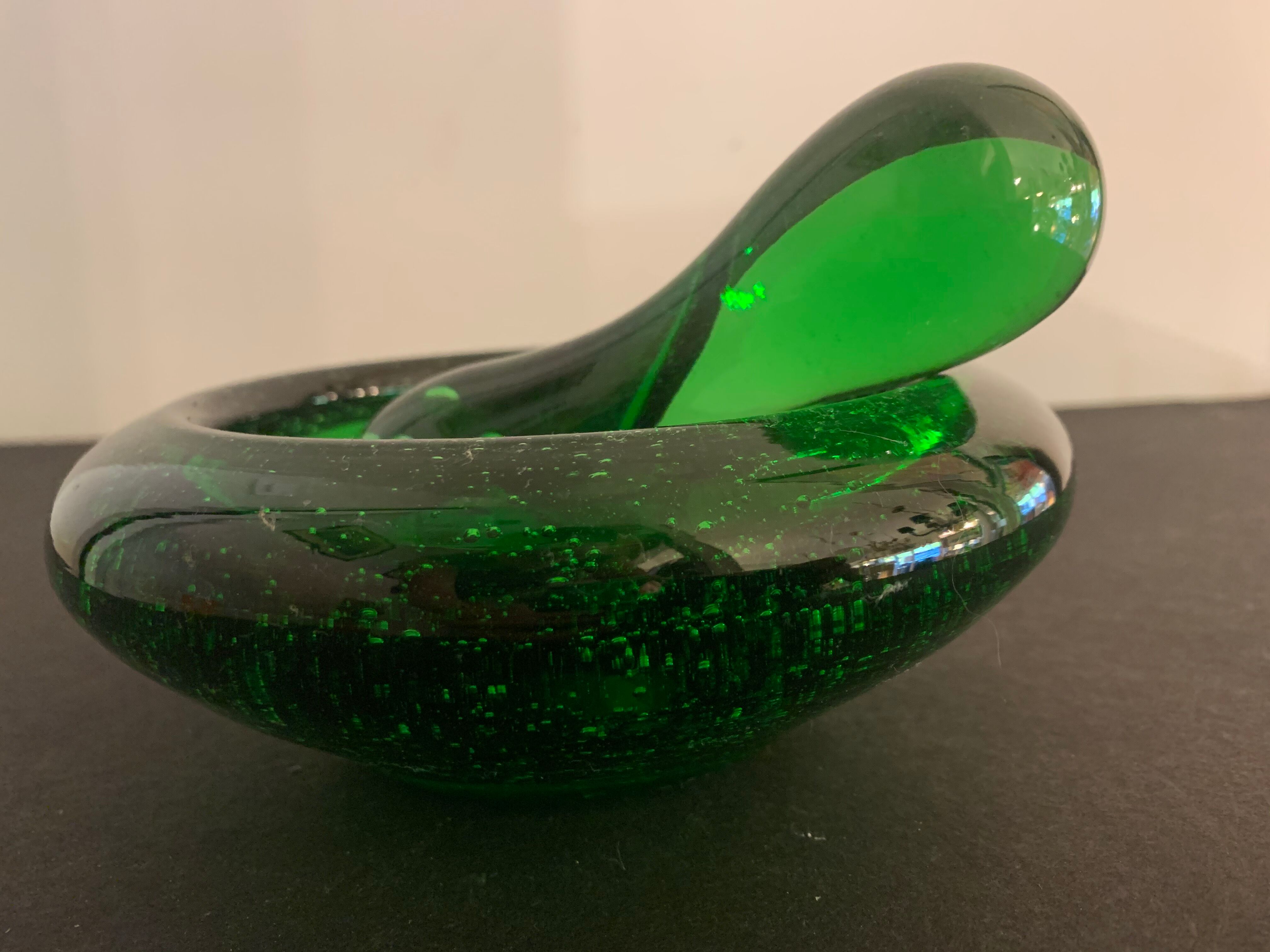 Cendrier Biot en verre vert avec pilon écrase cigares 1960