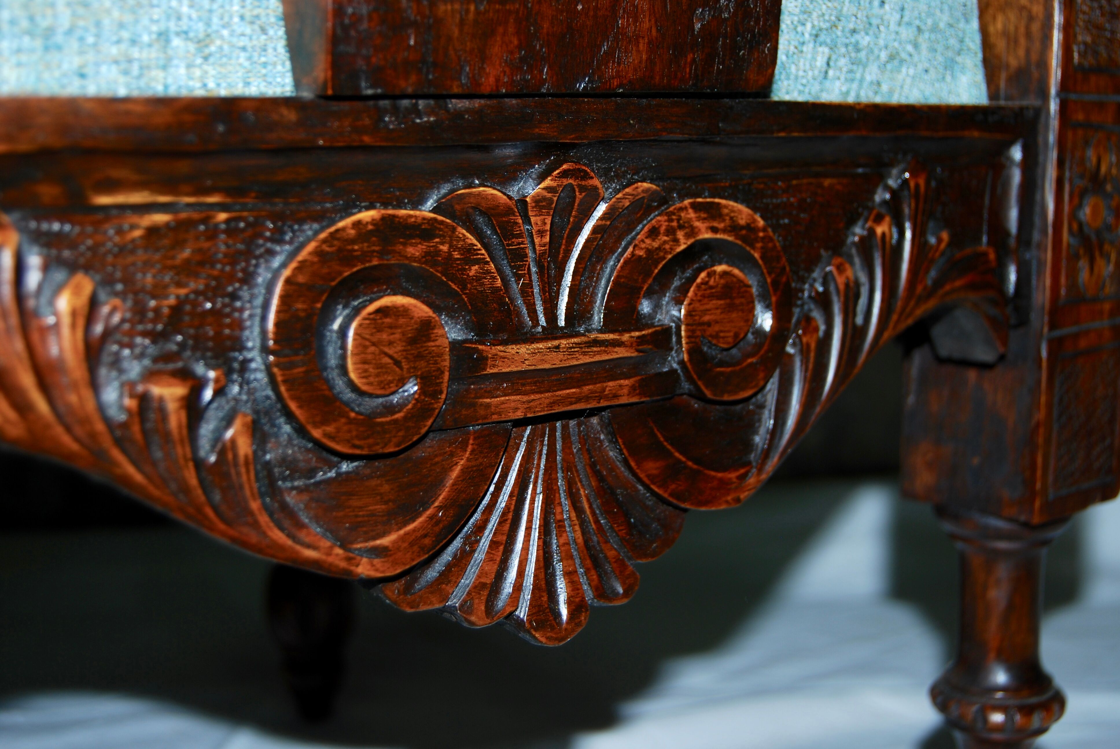 Fauteuil d'angle néo-renaissance en noyer sculpté