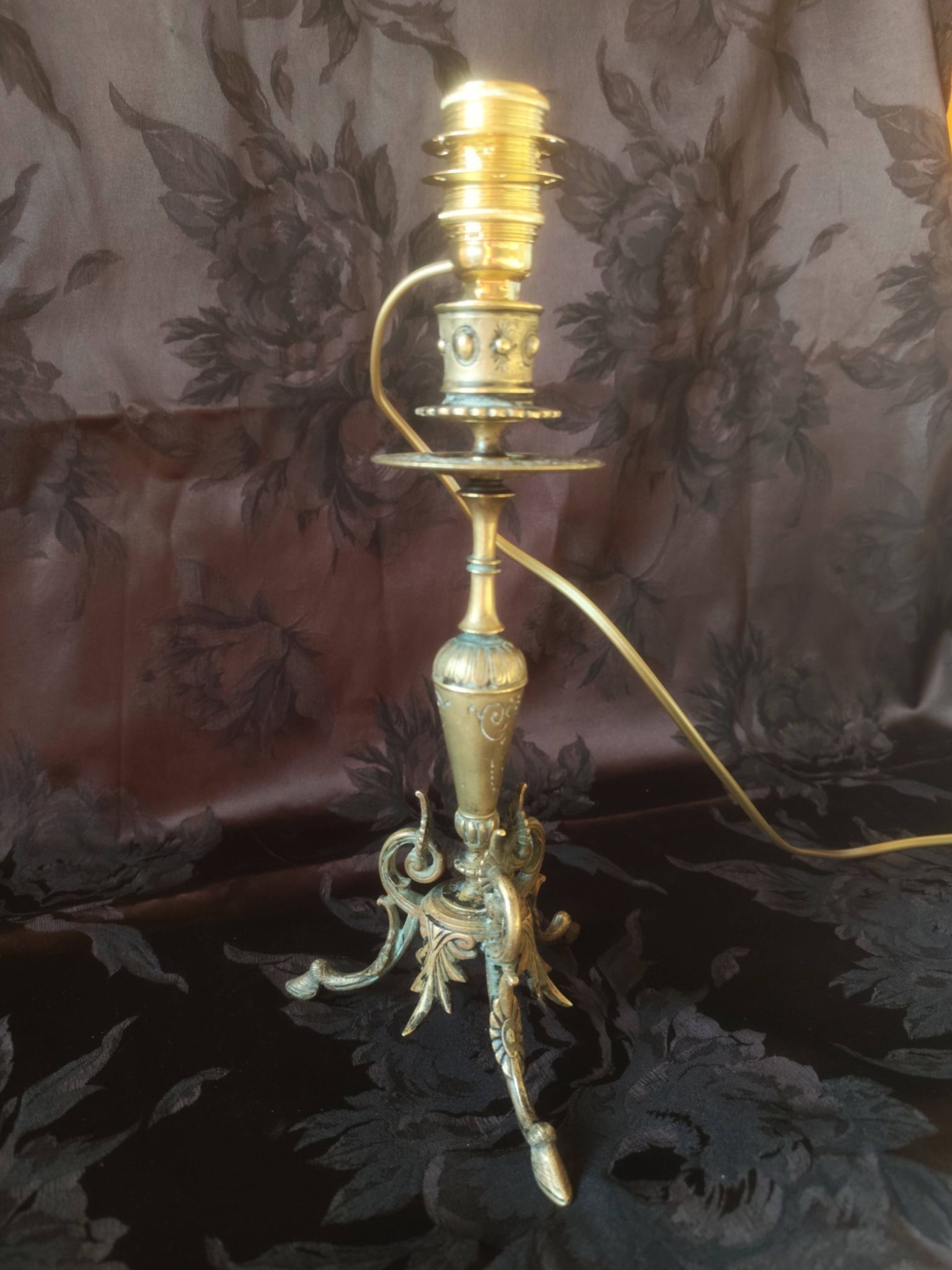 Lampe bougeoir électrifiée, lampe de table bronze tripode pattes de chèvres