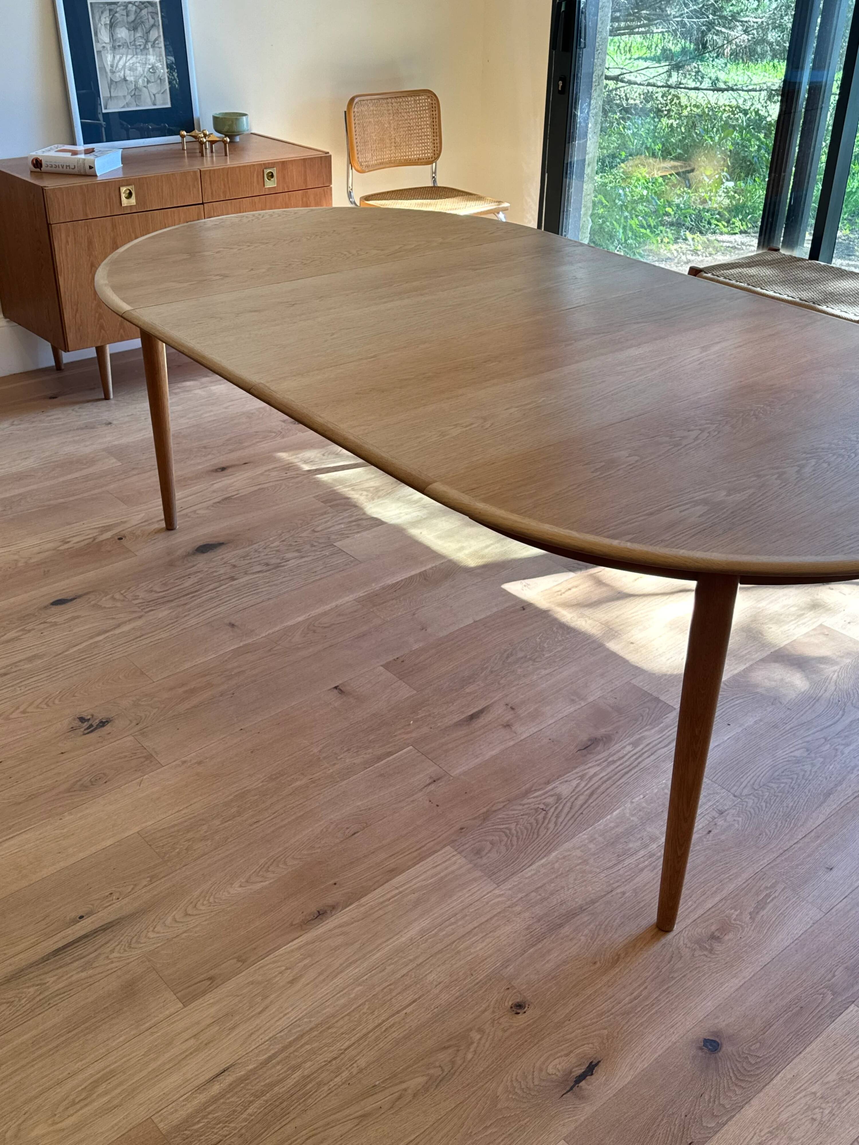 Table de salle à manger ronde en chêne clair "Ella"