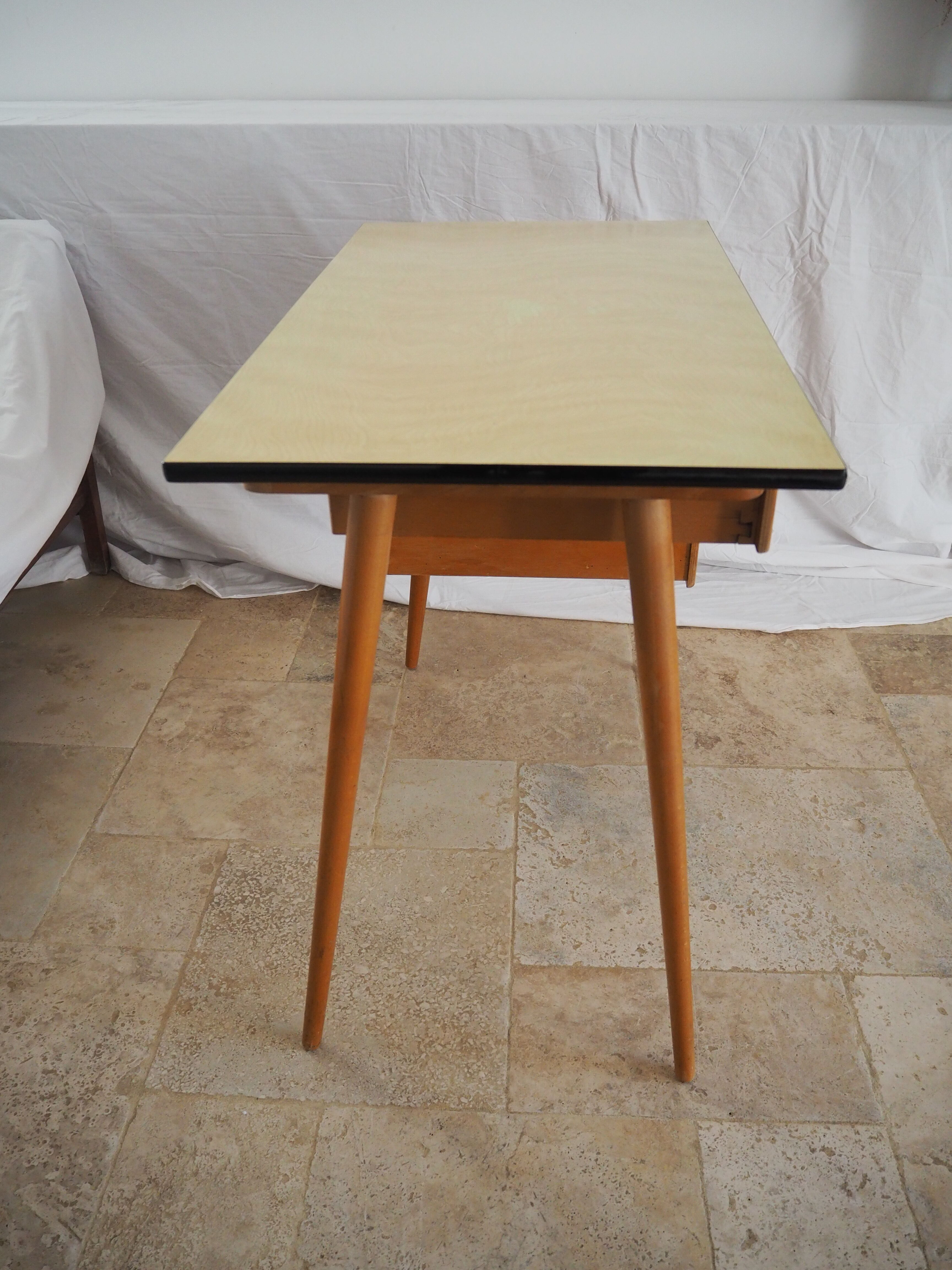 Bureau en bois plateau formica des années 60