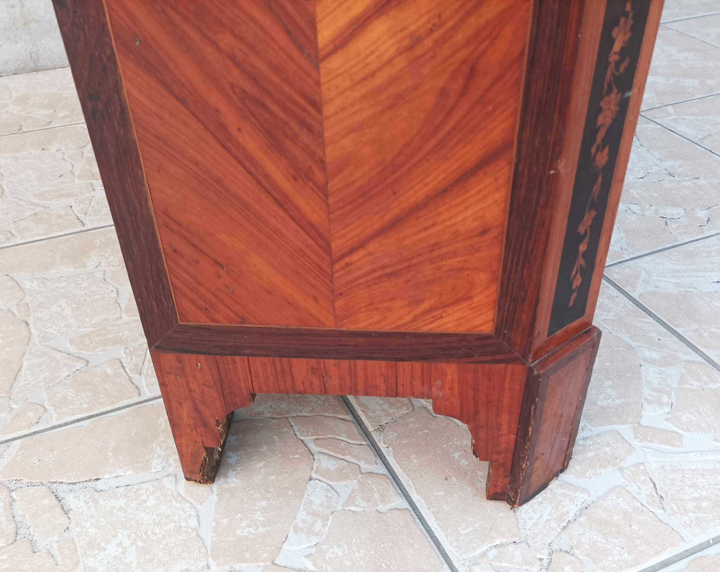 Louis XVI display cabinet in rosewood and amaranth veneer.