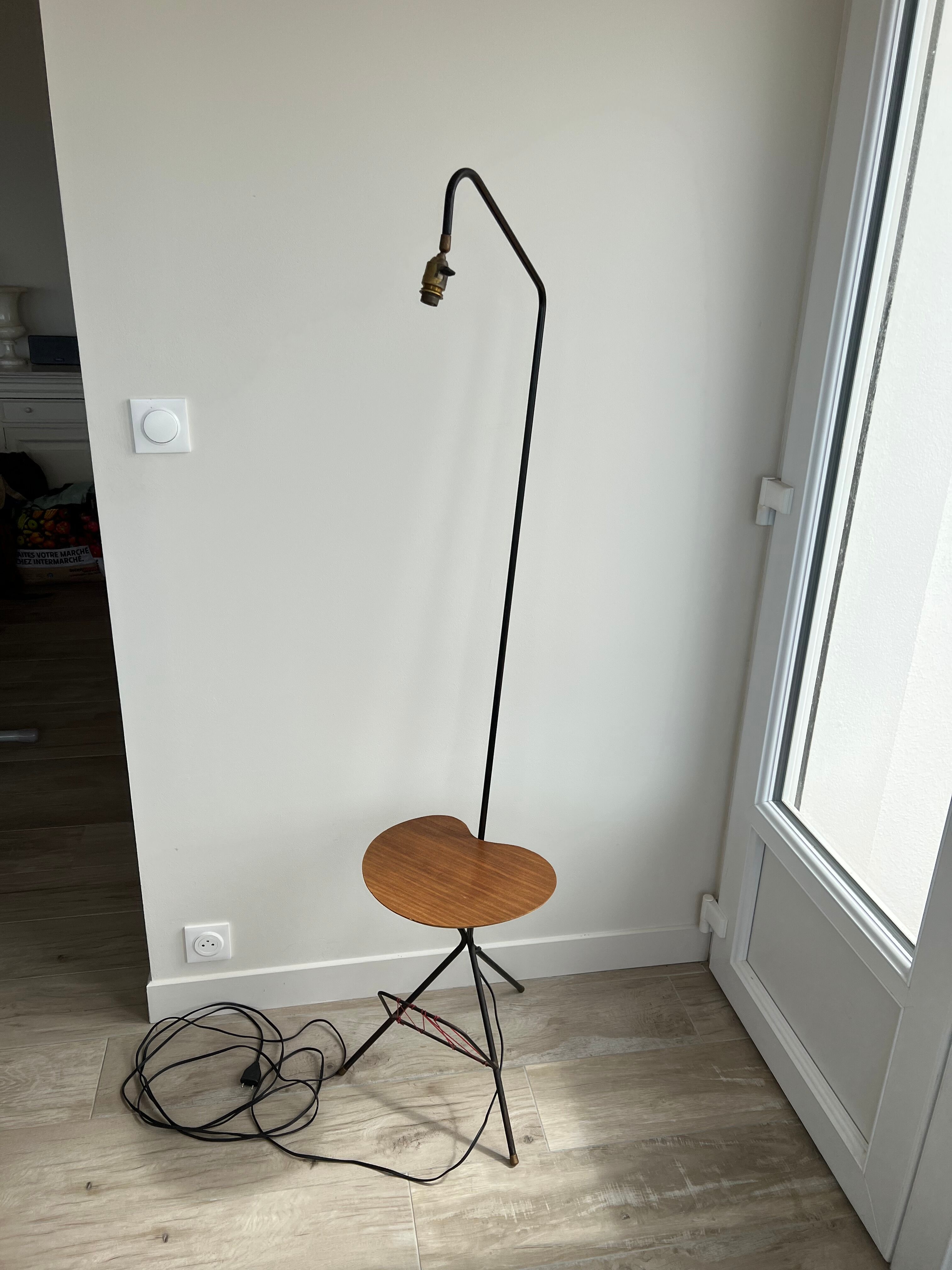 Tripod floor lamp stand