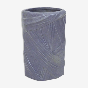 Vase mauve, rubans drapés en relief