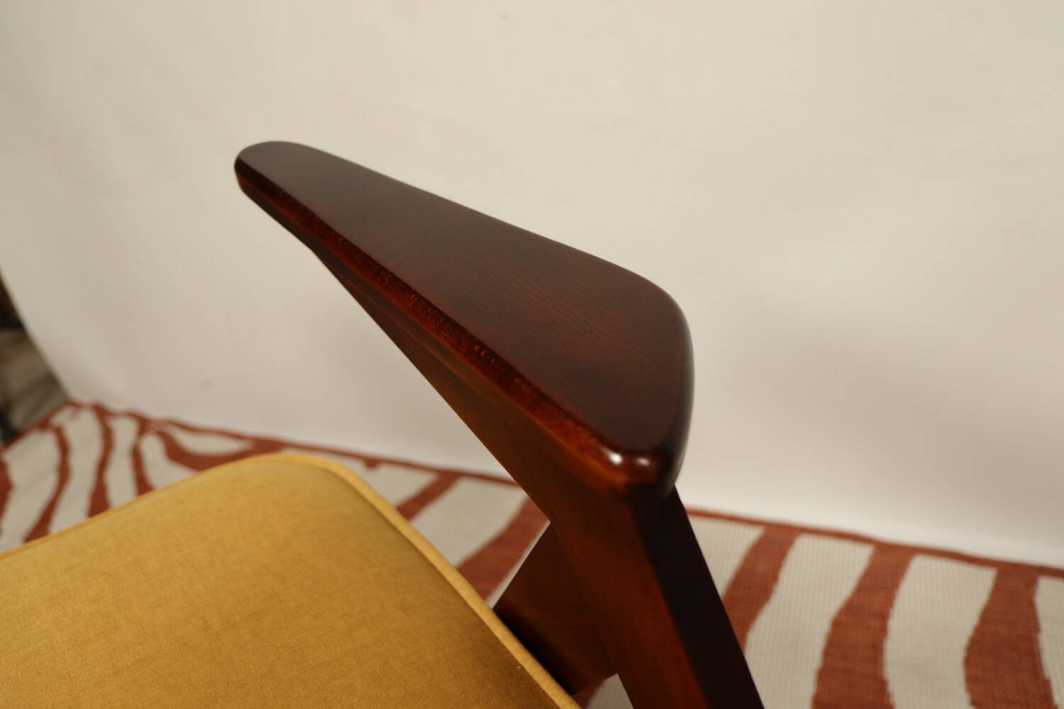 Fauteuil en bois et velours jaune par Chierowski