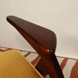 Fauteuil en bois et velours jaune par Chierowski