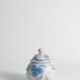 Bonbonnière en porcelaine florale bleu français de Swedish Grace par Allan Eberling, Bo Fajans.