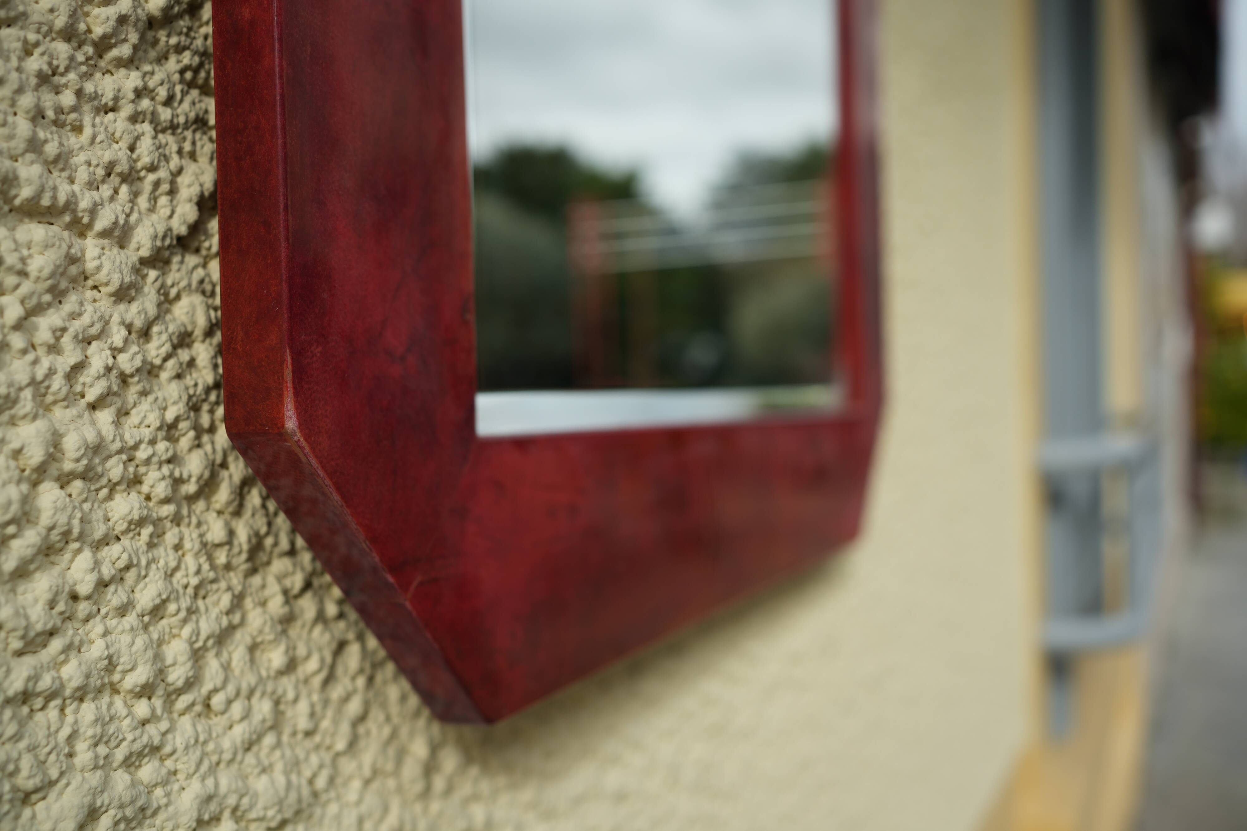 Miroir mural Aldo Tura en cuir de chèvre laqué rouge