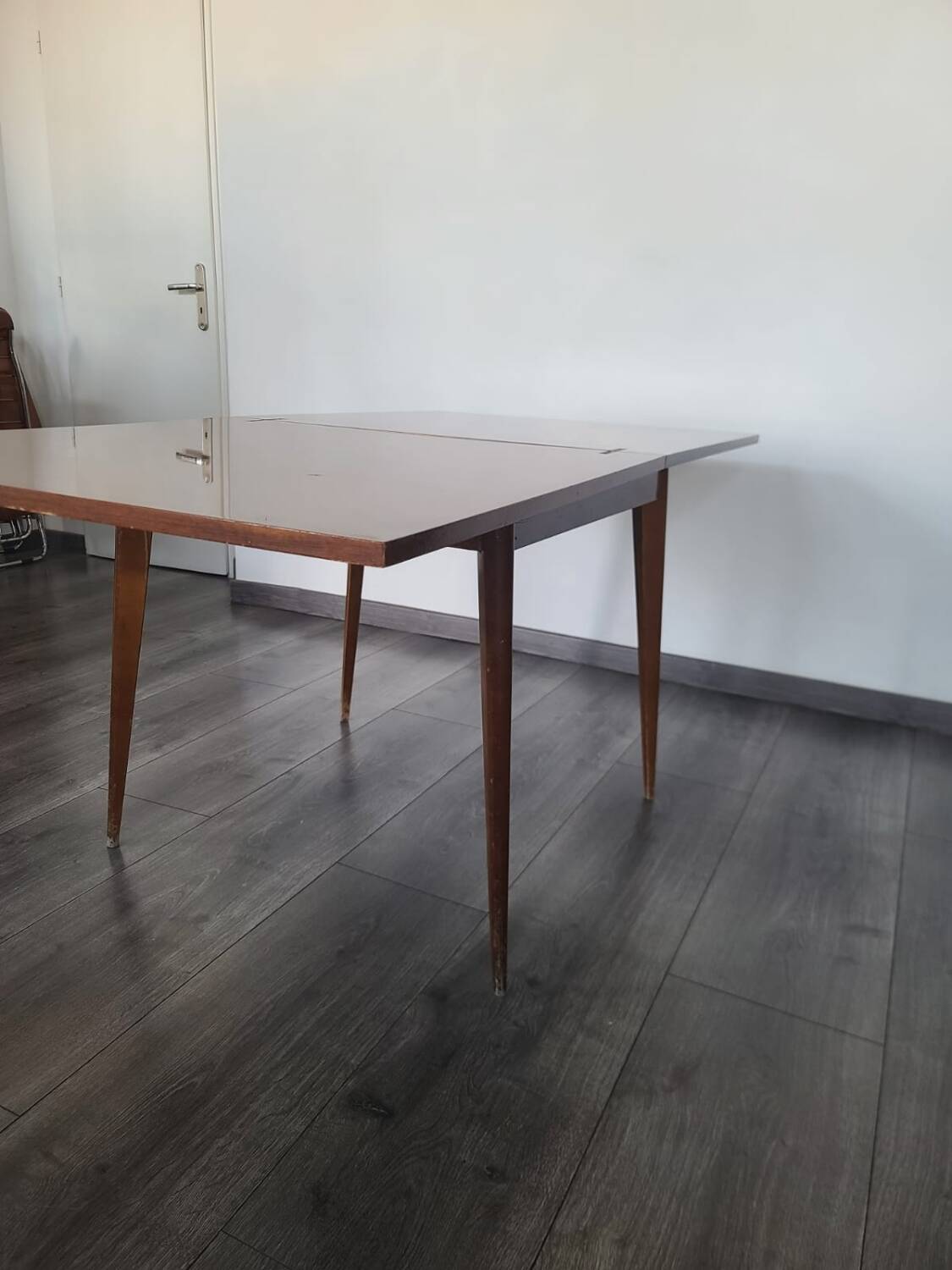 Vintage vitrified portfolio table