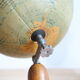 Globe terrestre mappemonde J. Forest pour Girard Barrère et Thomas sur socle en bois, années 50