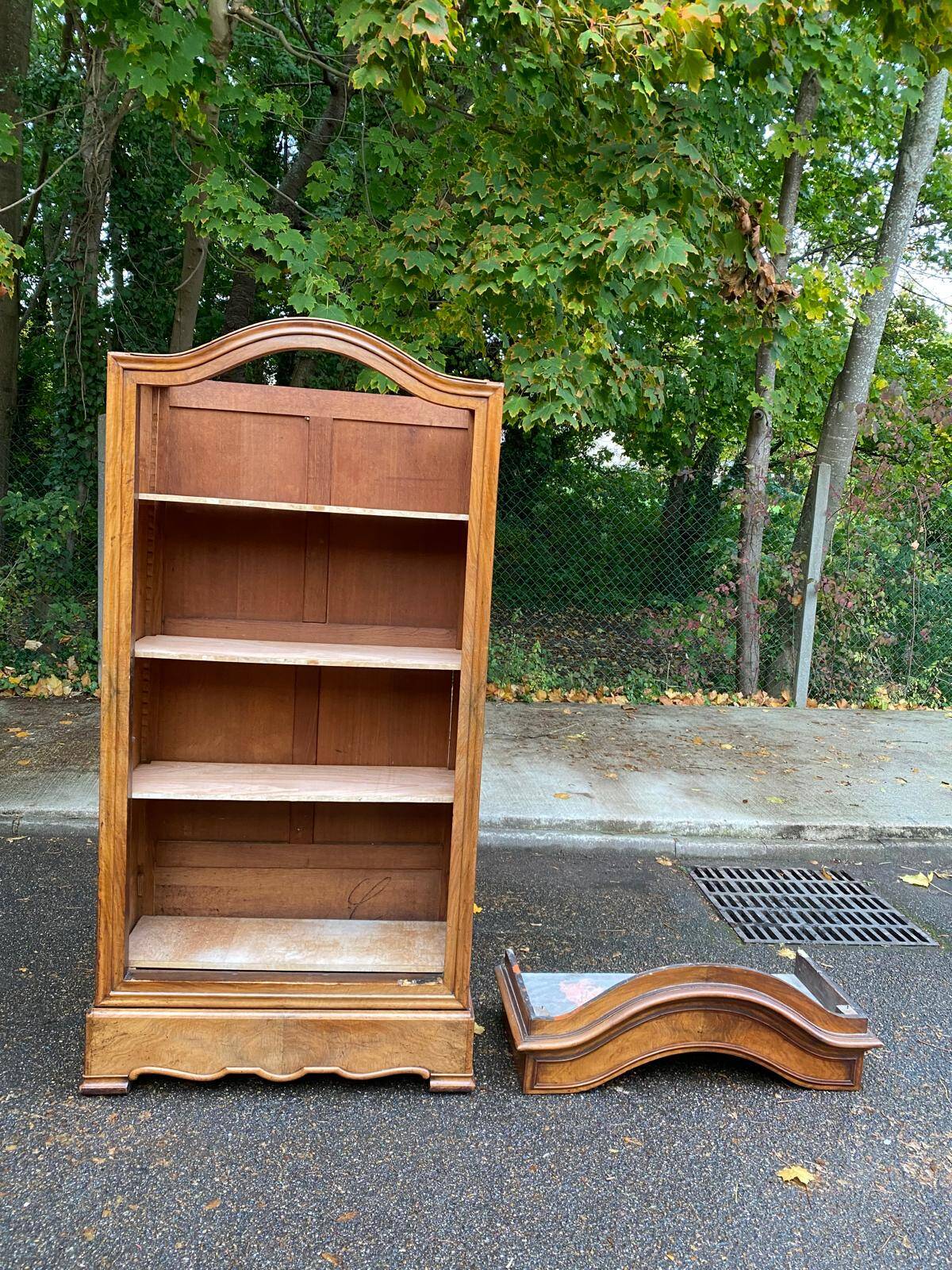Louis XV bookcase in solid burr walnut from the 18th century