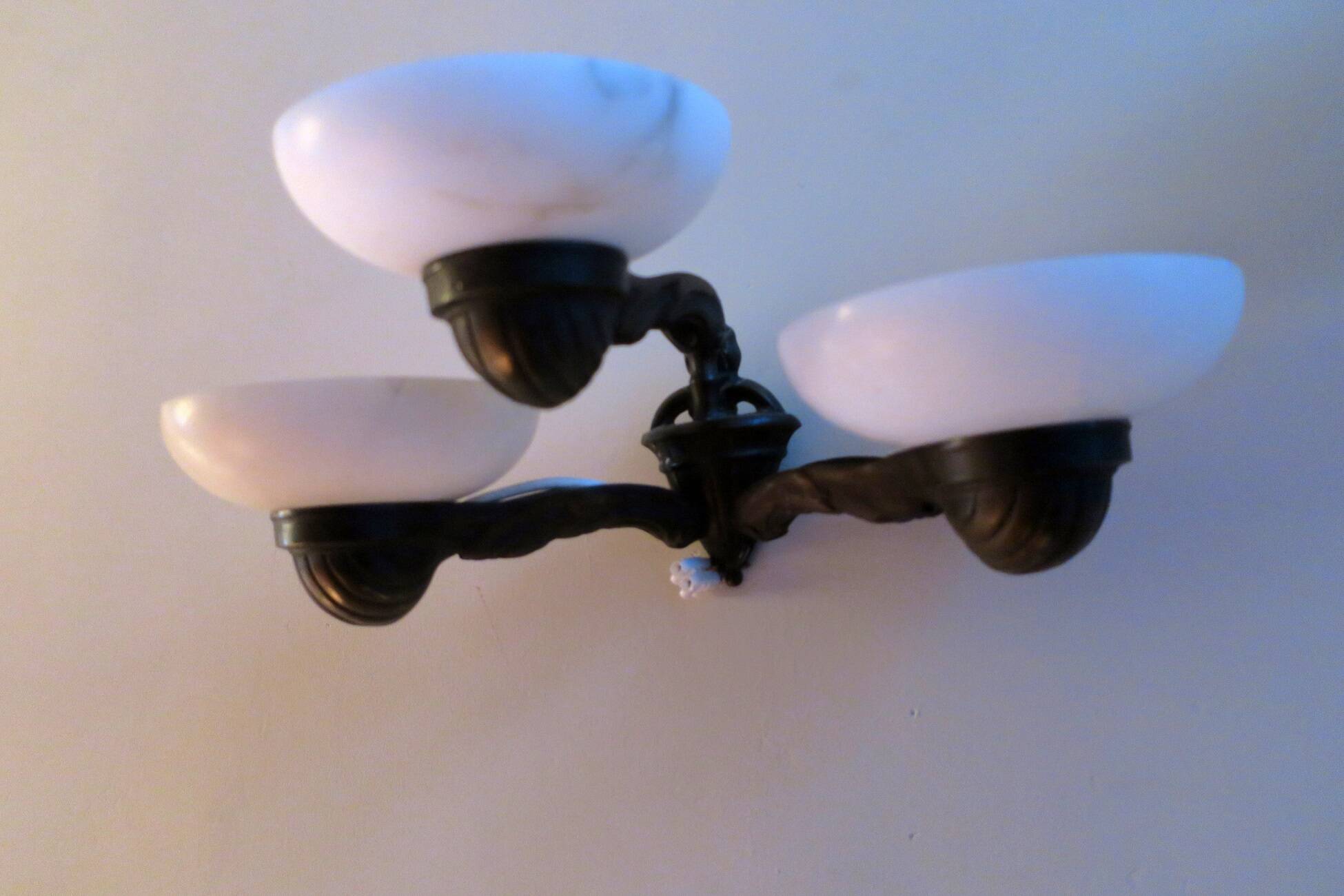 Paire d'appliques murales anciennes en bronze et albâtre à trois bras, 1910